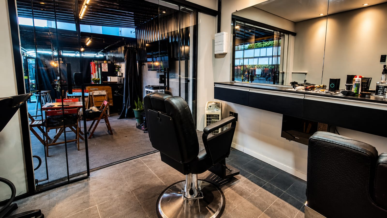 Cadeira e bancada da Barbearia Green Car