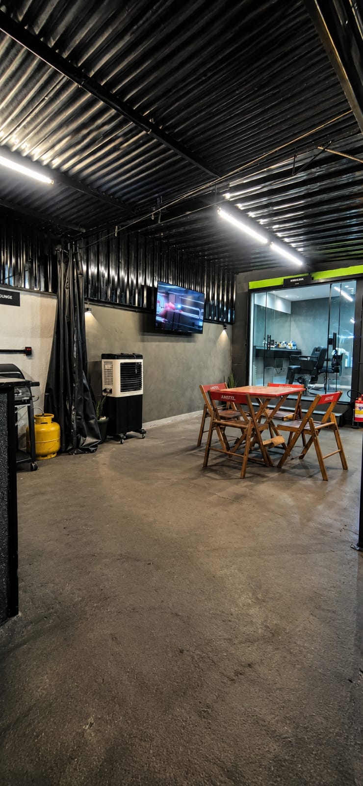 Área de mesas ao lado da barbearia Green Car