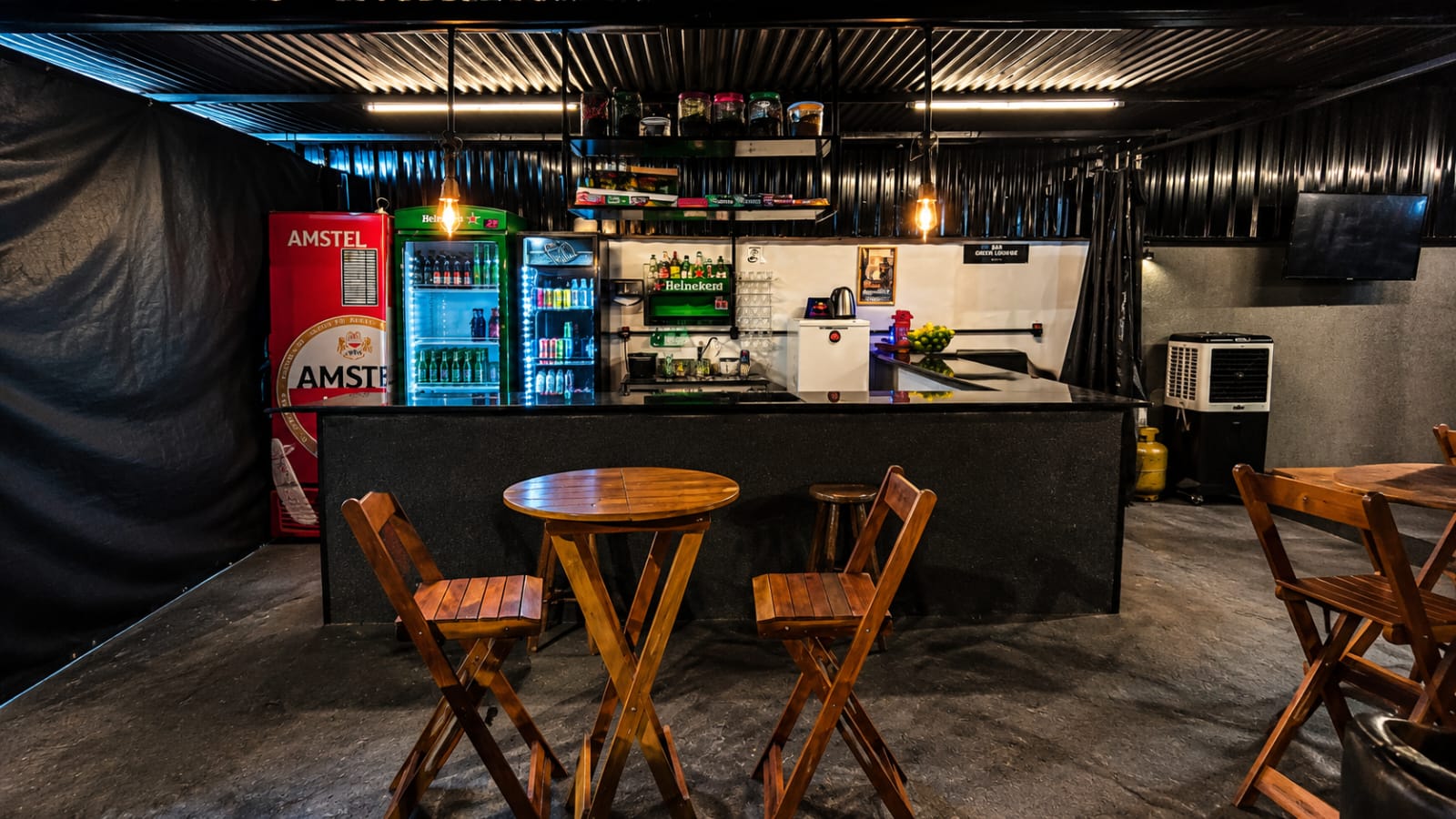 Bar e mesas do espaço Green Car Campinas