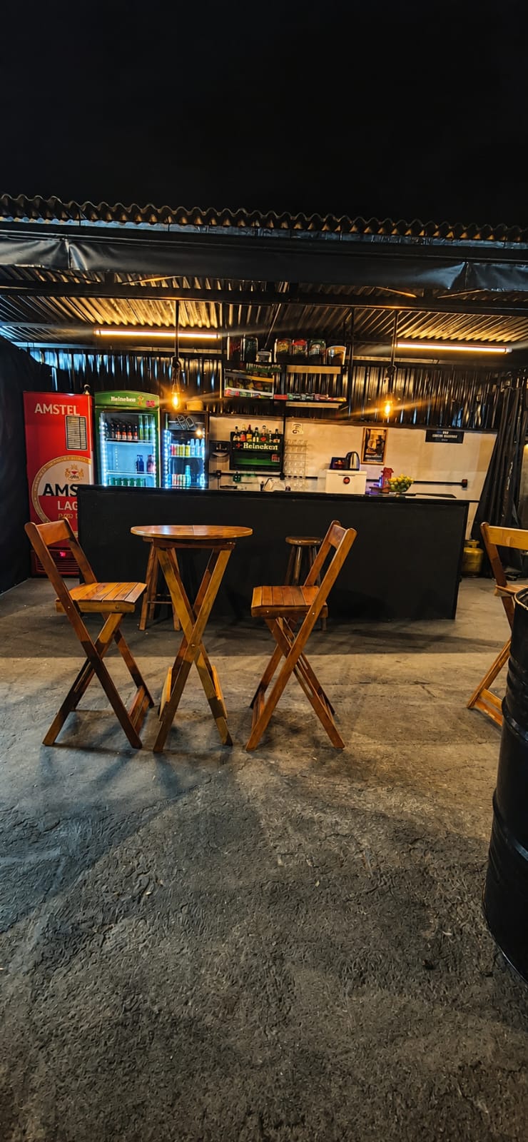 Mesas e bar do espaço Green Car